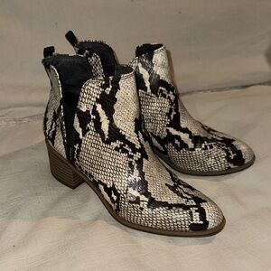 Dr. Scholl’s Snakeskin Booties 7.5 Women’s